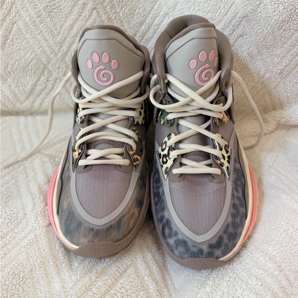 NEW NEVER WORN Kyrie Infinity size 6